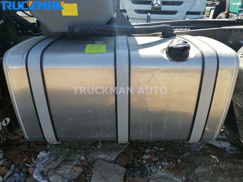 400HP SINOTRUK HOWO Prime Mover Truck Fuel Tank.jpg